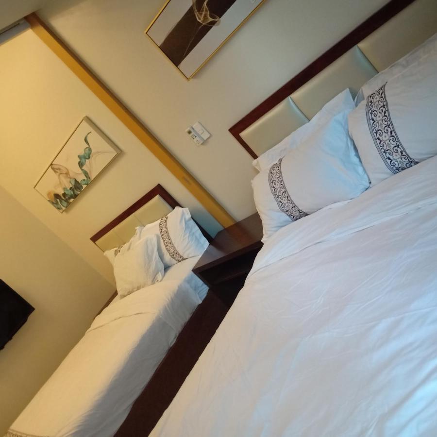 One Uptown Opposite Of Grandhyatt Hotel Manila Taguig City Buitenkant foto